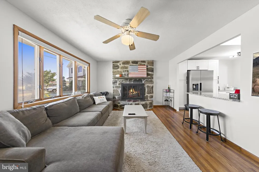 34 LAKE SINGLETON COURT Tuckerton, NJ 08087