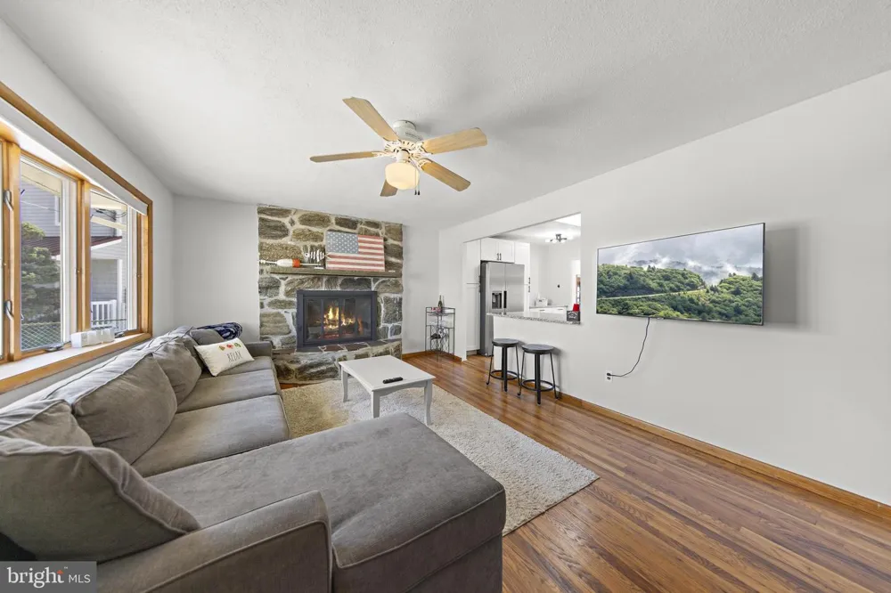 34 LAKE SINGLETON COURT Tuckerton, NJ 08087