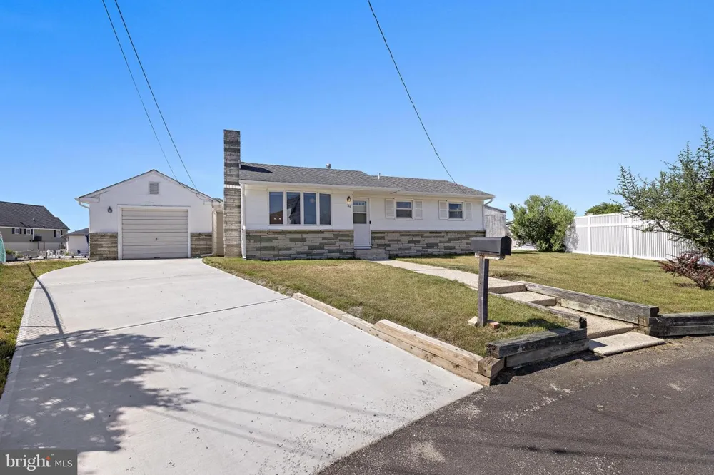 34 LAKE SINGLETON COURT Tuckerton, NJ 08087