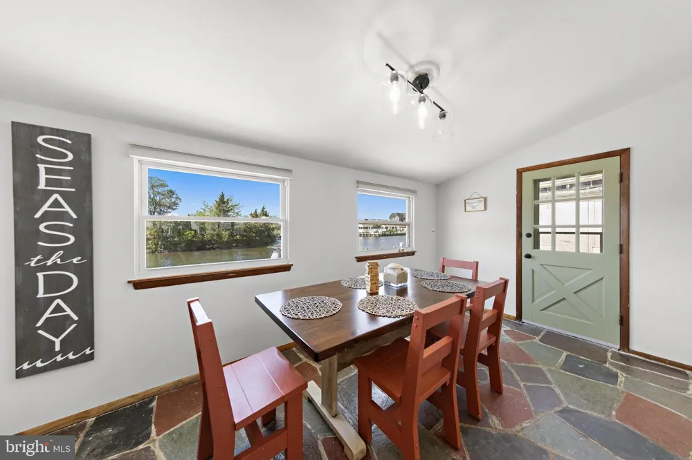 34 LAKE SINGLETON COURT Tuckerton, NJ 08087