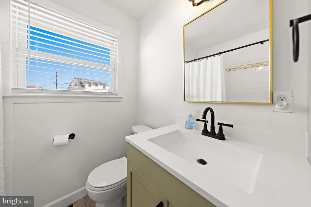 34 LAKE SINGLETON COURT Tuckerton, NJ 08087