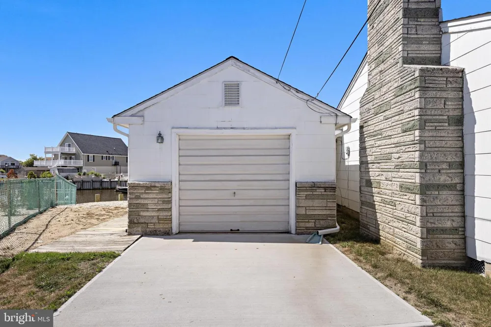 34 LAKE SINGLETON COURT Tuckerton, NJ 08087