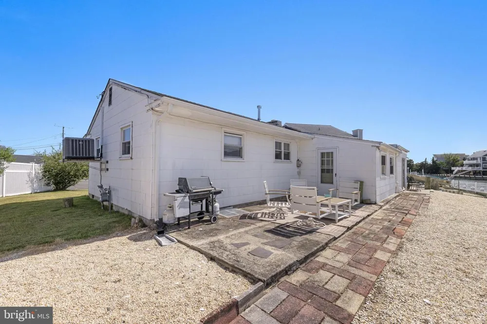 34 LAKE SINGLETON COURT Tuckerton, NJ 08087