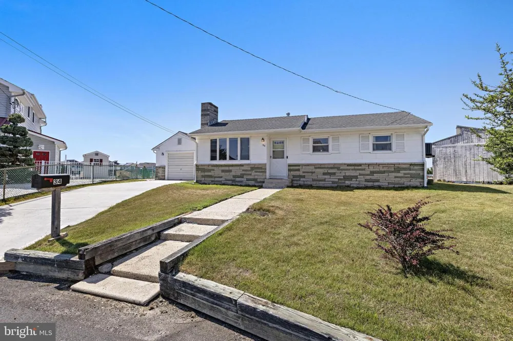 34 LAKE SINGLETON COURT Tuckerton, NJ 08087