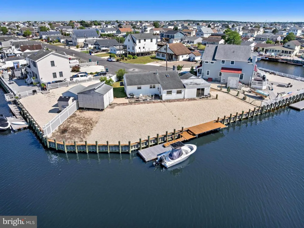 34 LAKE SINGLETON COURT Tuckerton, NJ 08087