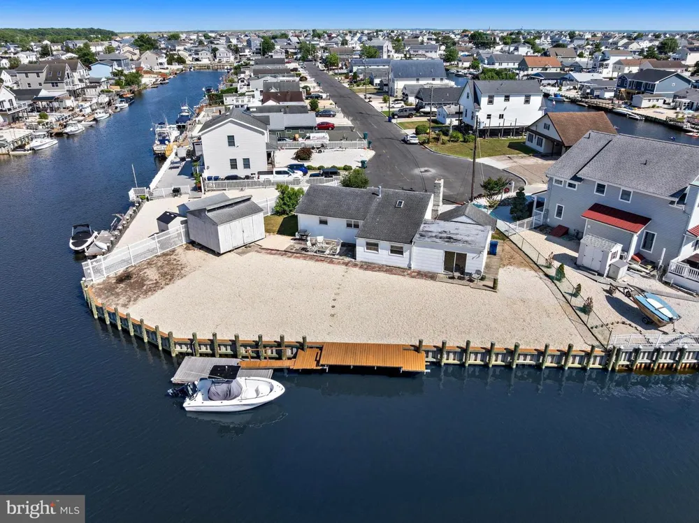 34 LAKE SINGLETON COURT Tuckerton, NJ 08087