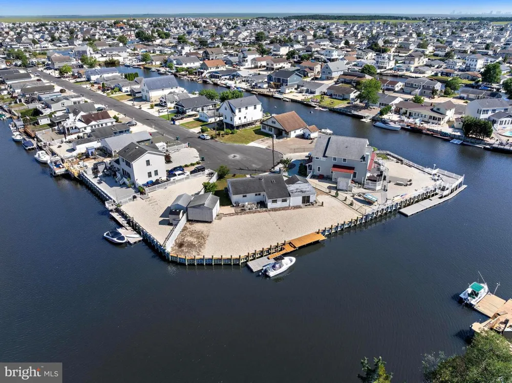 34 LAKE SINGLETON COURT Tuckerton, NJ 08087