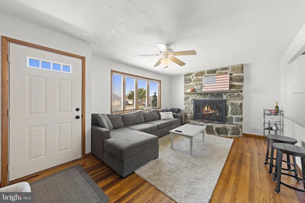 34 LAKE SINGLETON COURT Tuckerton, NJ 08087