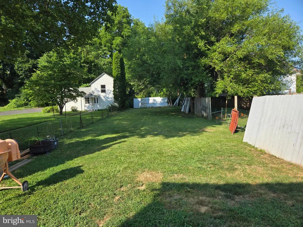 24 S HULL STREET Reading, PA 19608