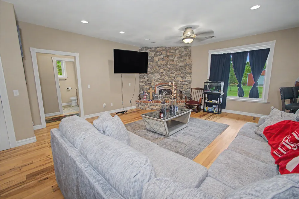 31359 S 200 ROAD Henryetta, OK 74437