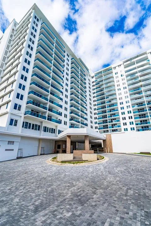2301 Collins Ave #325