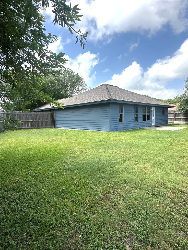 2414 Westlake Circle Ingleside, TX 78362