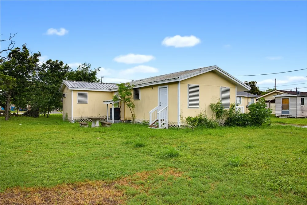 413 E Fulton Street Sinton, TX 78387