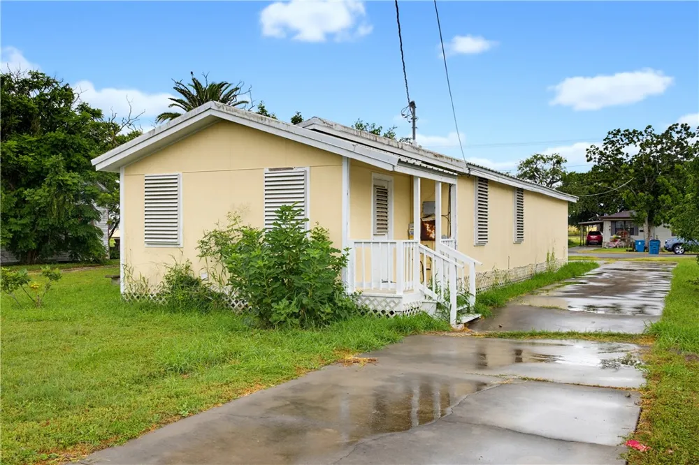 413 E Fulton Street Sinton, TX 78387