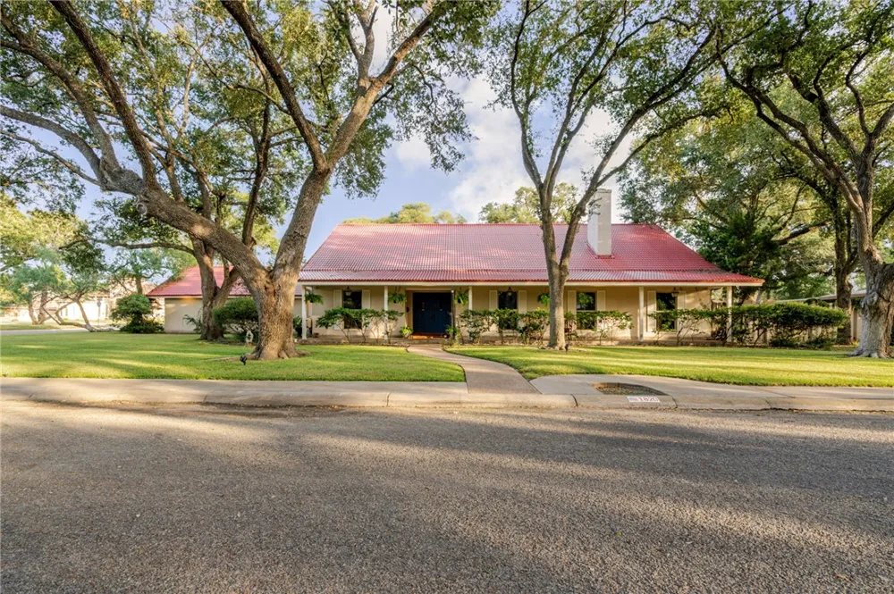 1820 Clare Drive Alice, TX 78332