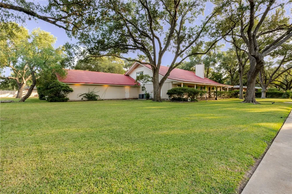 1820 Clare Drive Alice, TX 78332