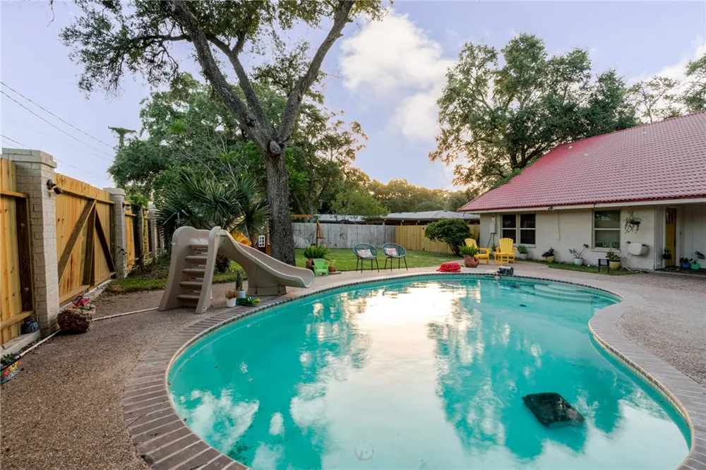 1820 Clare Drive Alice, TX 78332