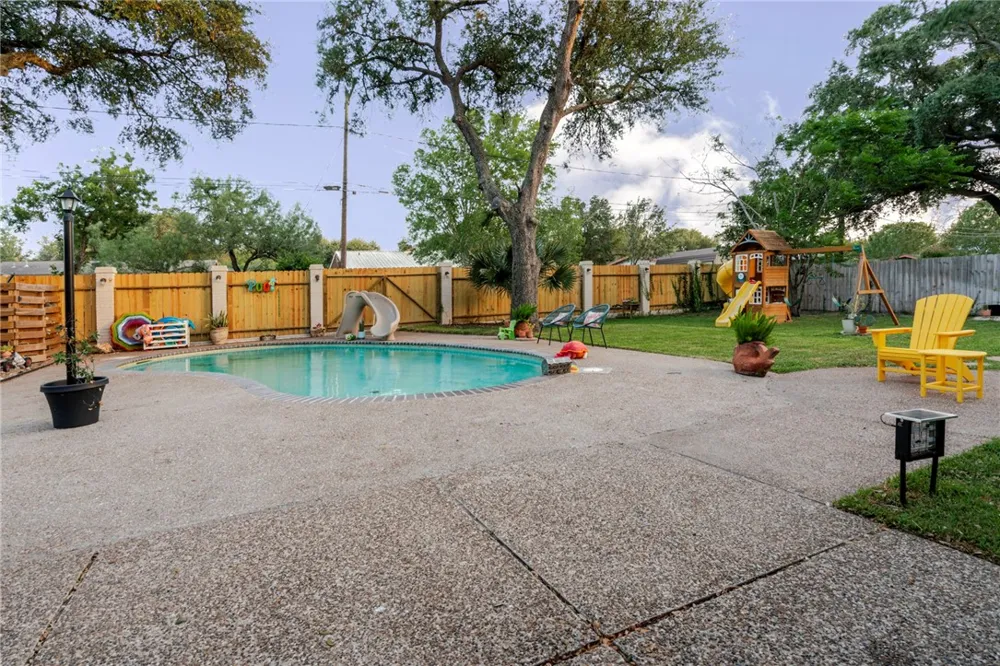 1820 Clare Drive Alice, TX 78332