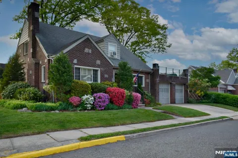 585 Monroe Place