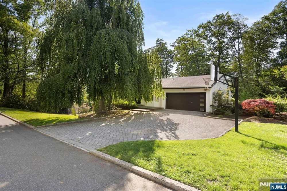 165 Hoover Drive Cresskill, NJ 07626