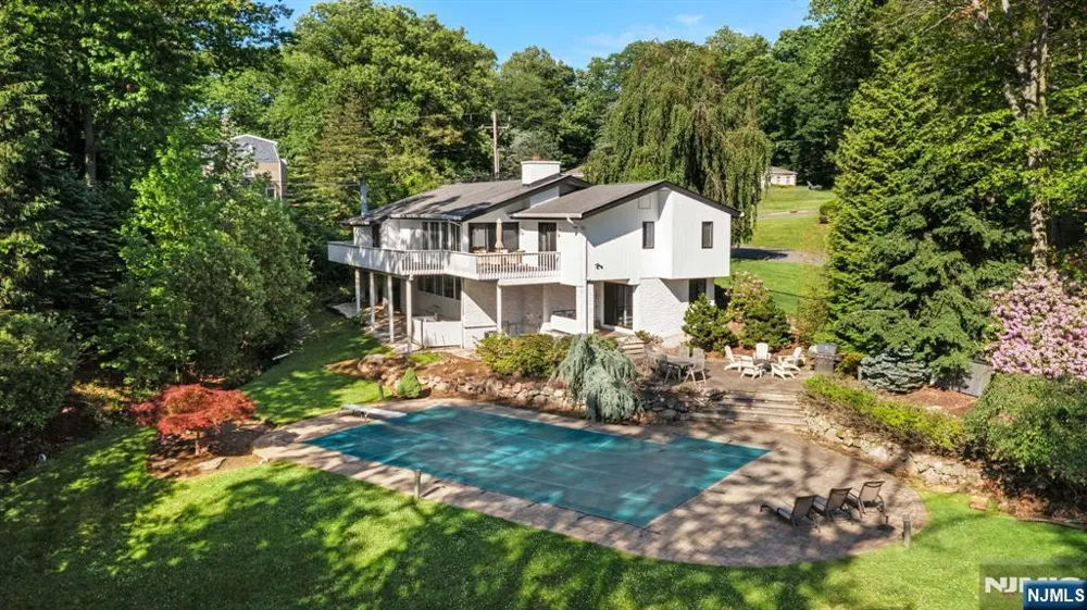165 Hoover Drive Cresskill, NJ 07626