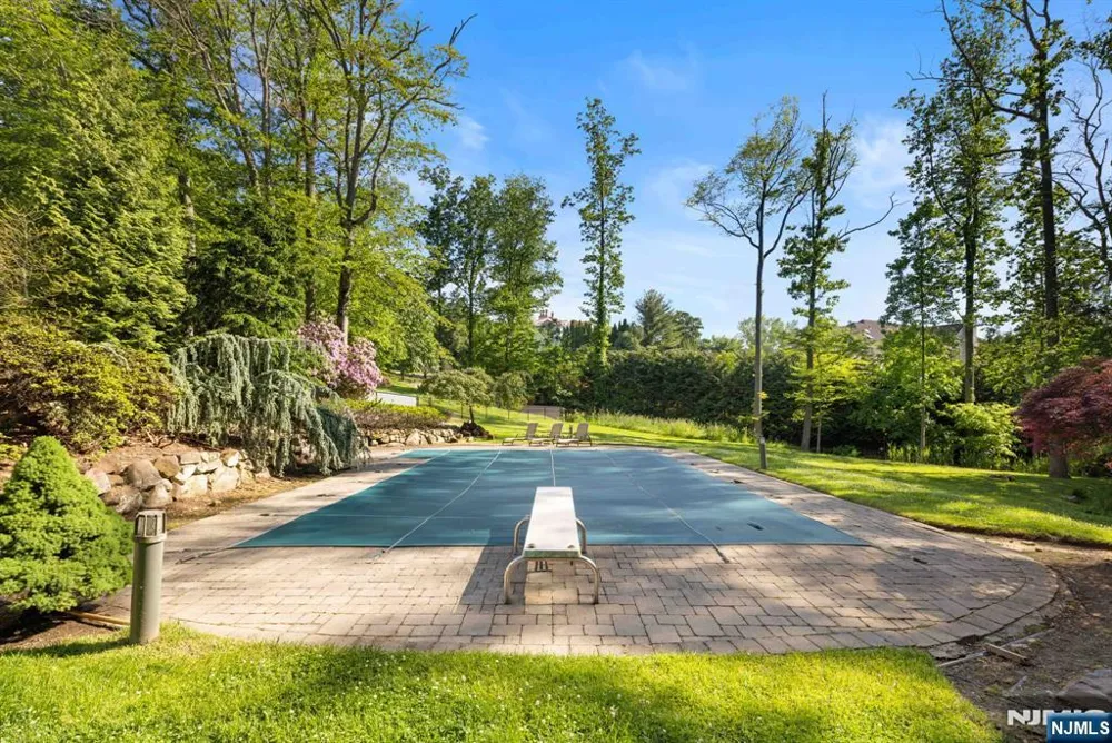 165 Hoover Drive Cresskill, NJ 07626