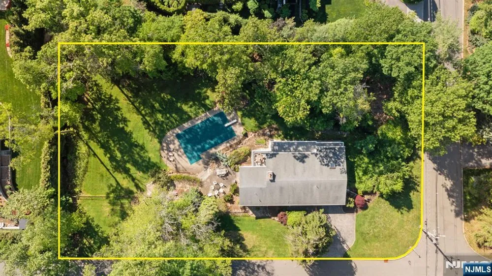 165 Hoover Drive Cresskill, NJ 07626
