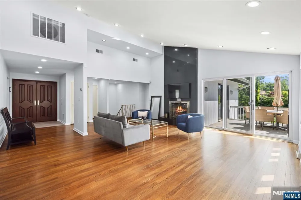 165 Hoover Drive Cresskill, NJ 07626