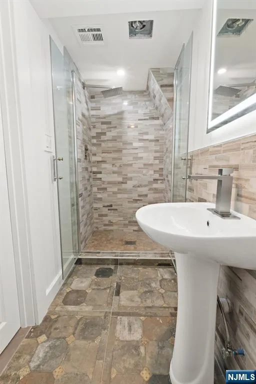 19 Cliffside Trail Denville Township, NJ 07834