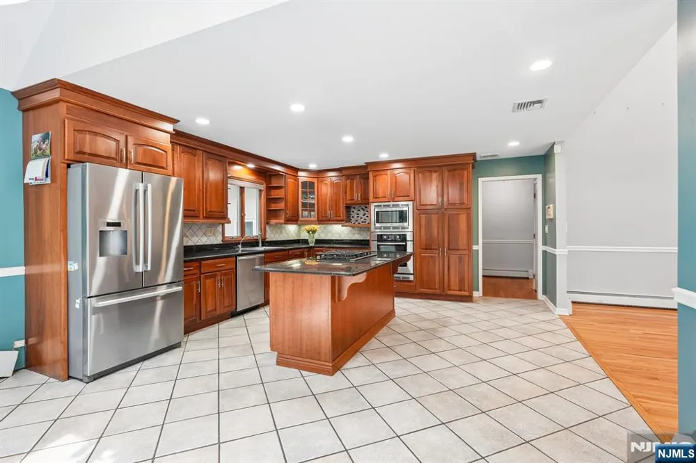 922 Hilltop Terrace Franklin Lakes, NJ 07417