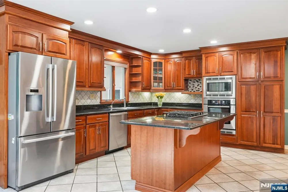 922 Hilltop Terrace Franklin Lakes, NJ 07417