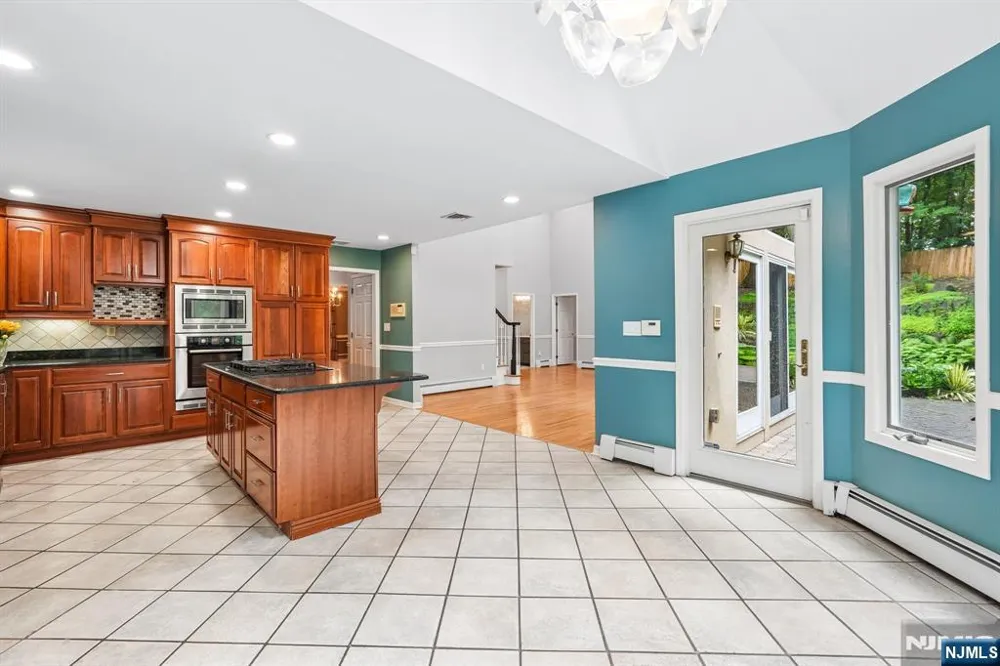 922 Hilltop Terrace Franklin Lakes, NJ 07417