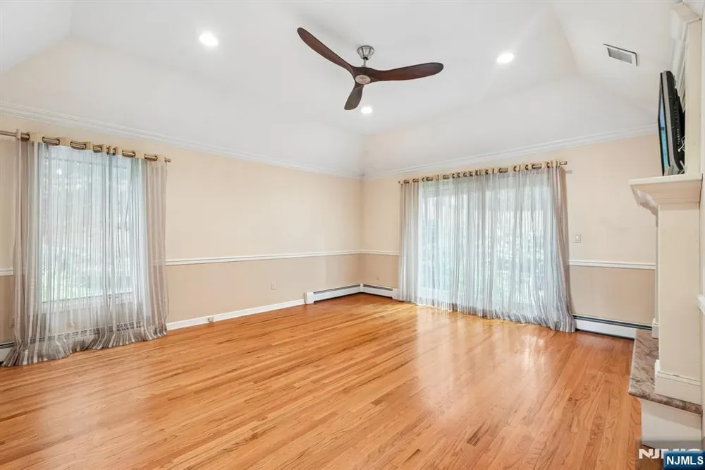 922 Hilltop Terrace Franklin Lakes, NJ 07417