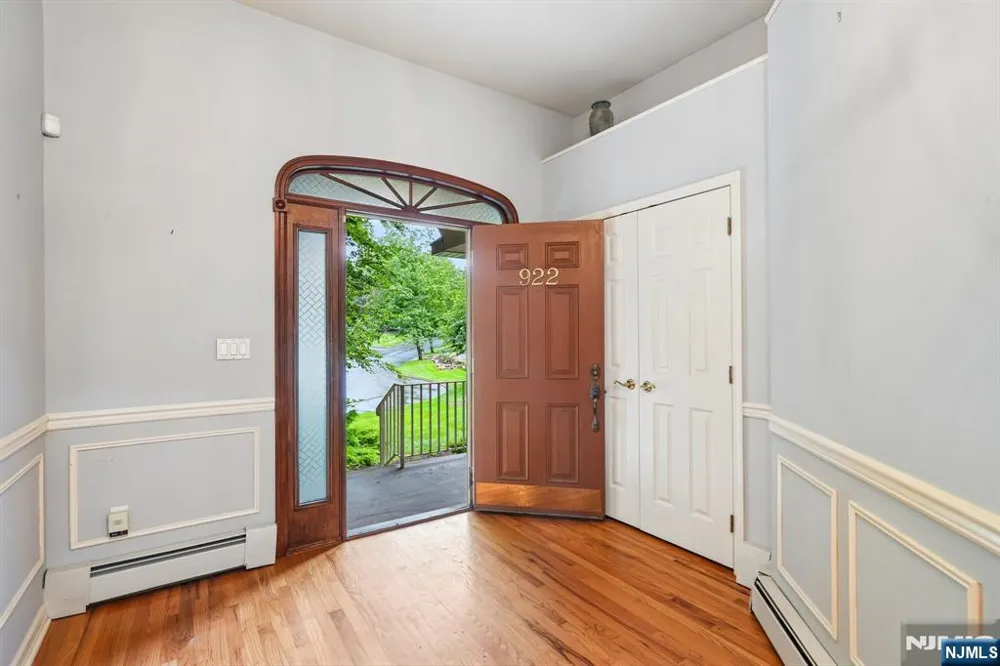 922 Hilltop Terrace Franklin Lakes, NJ 07417