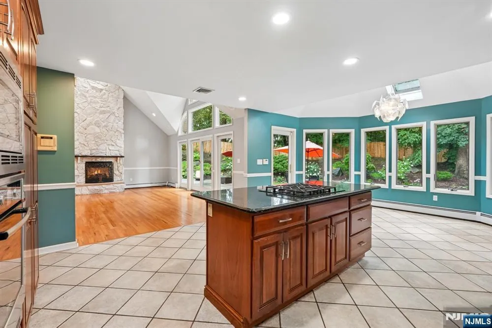 922 Hilltop Terrace Franklin Lakes, NJ 07417