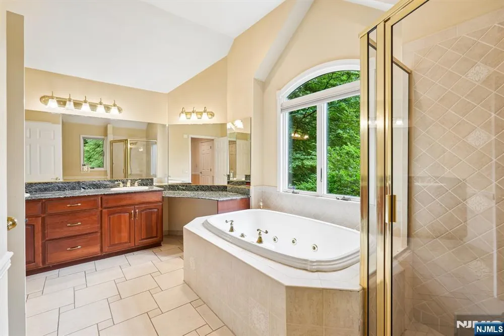 922 Hilltop Terrace Franklin Lakes, NJ 07417