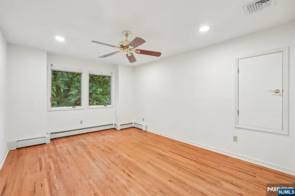 922 Hilltop Terrace Franklin Lakes, NJ 07417