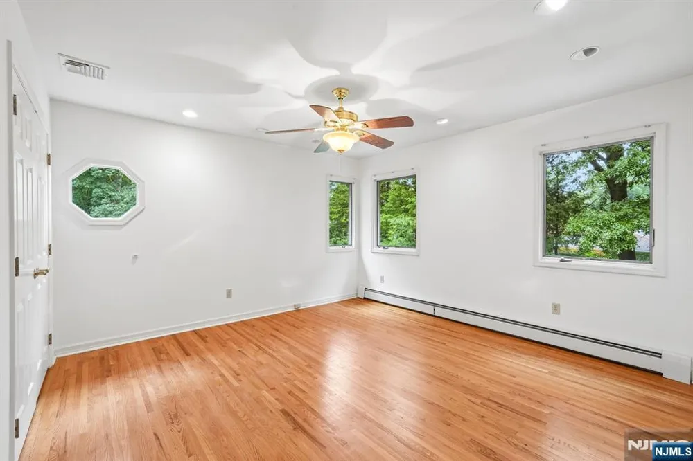 922 Hilltop Terrace Franklin Lakes, NJ 07417