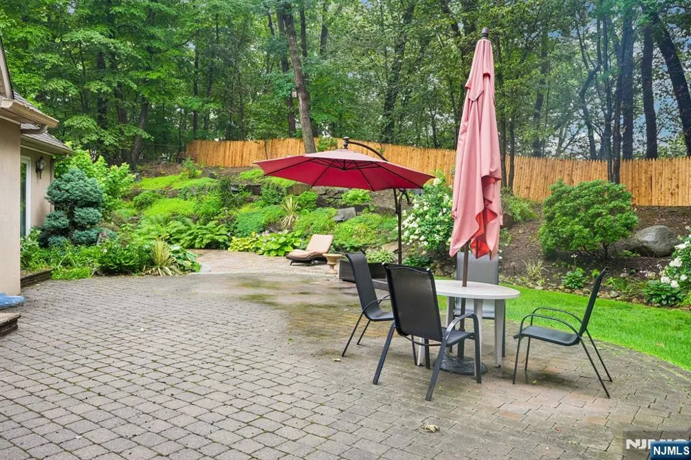 922 Hilltop Terrace Franklin Lakes, NJ 07417