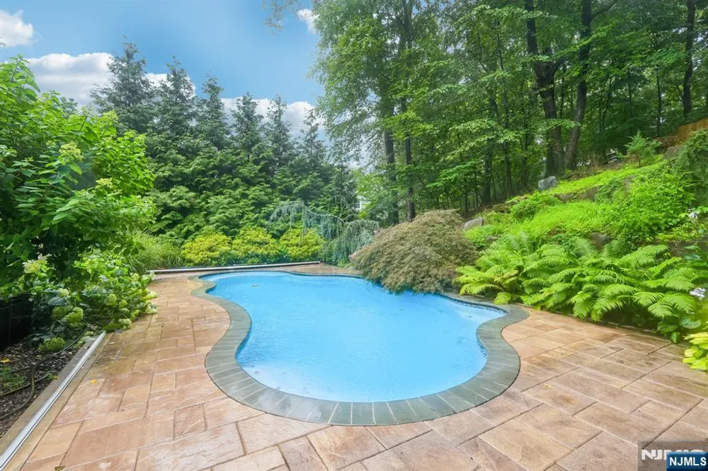 922 Hilltop Terrace Franklin Lakes, NJ 07417