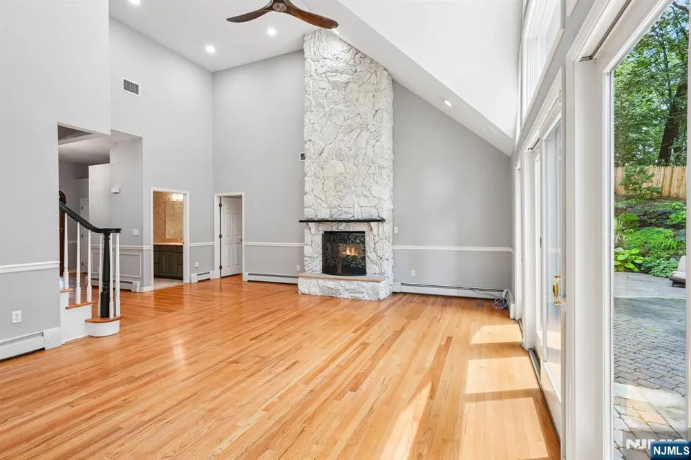 922 Hilltop Terrace Franklin Lakes, NJ 07417