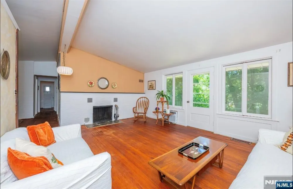 53 Old Wood Road Morris Plainsugh, NJ 07950