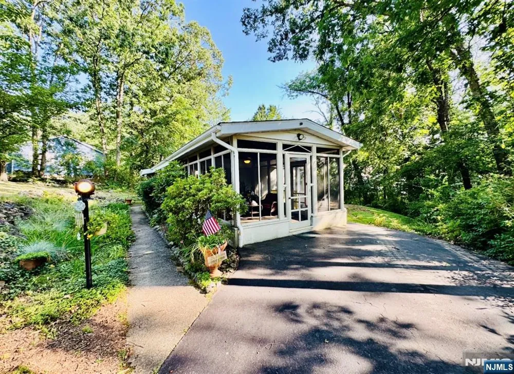53 Old Wood Road Morris Plainsugh, NJ 07950
