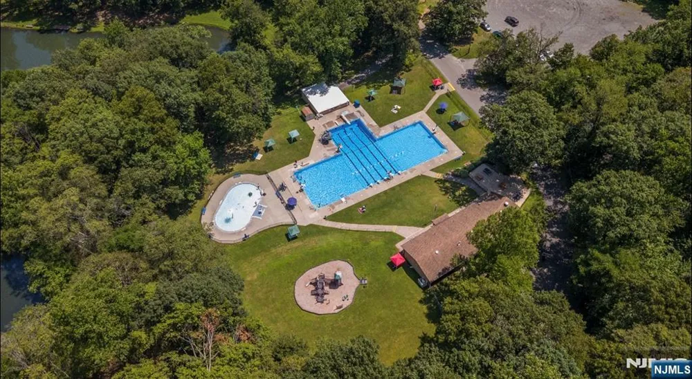 53 Old Wood Road Morris Plainsugh, NJ 07950