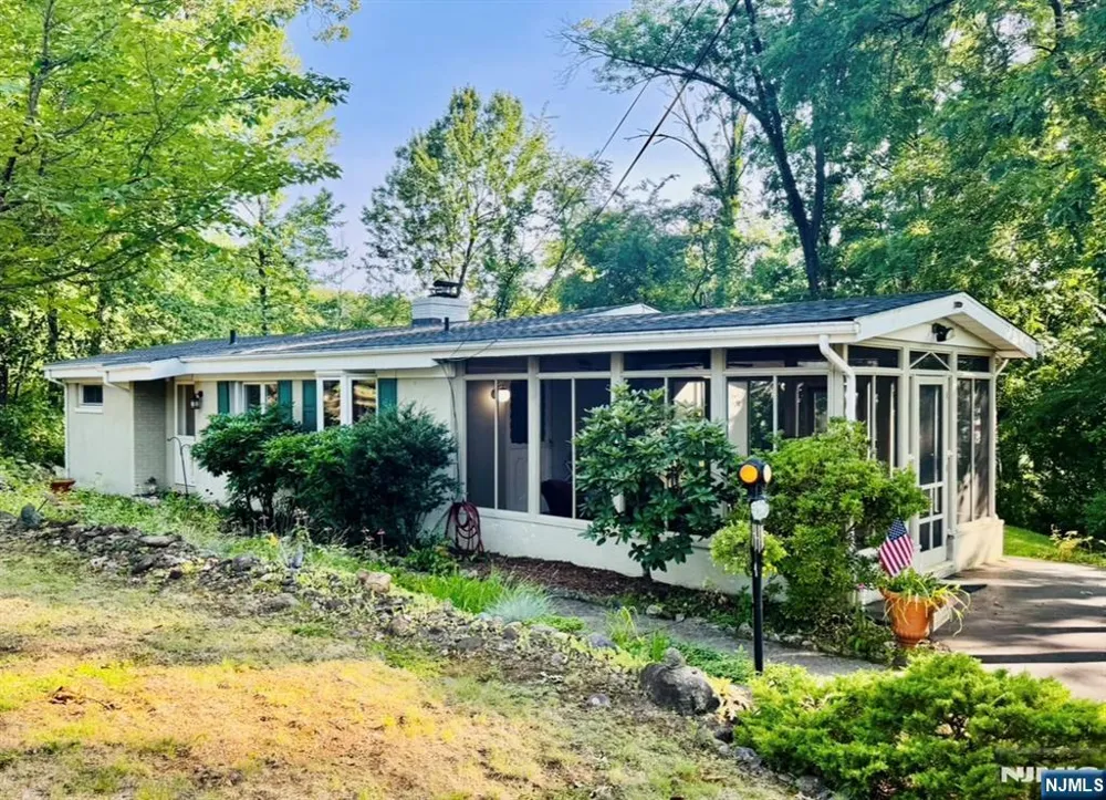 53 Old Wood Road Morris Plainsugh, NJ 07950