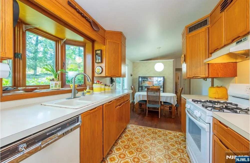 53 Old Wood Road Morris Plainsugh, NJ 07950