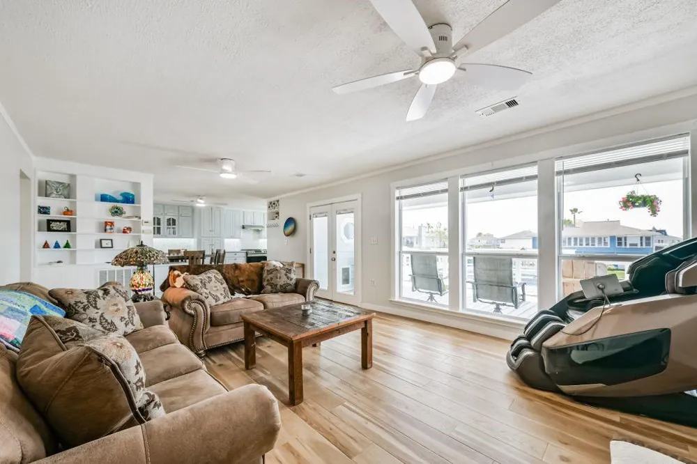 1126 Redfish Street Bayou Vista, TX 77563