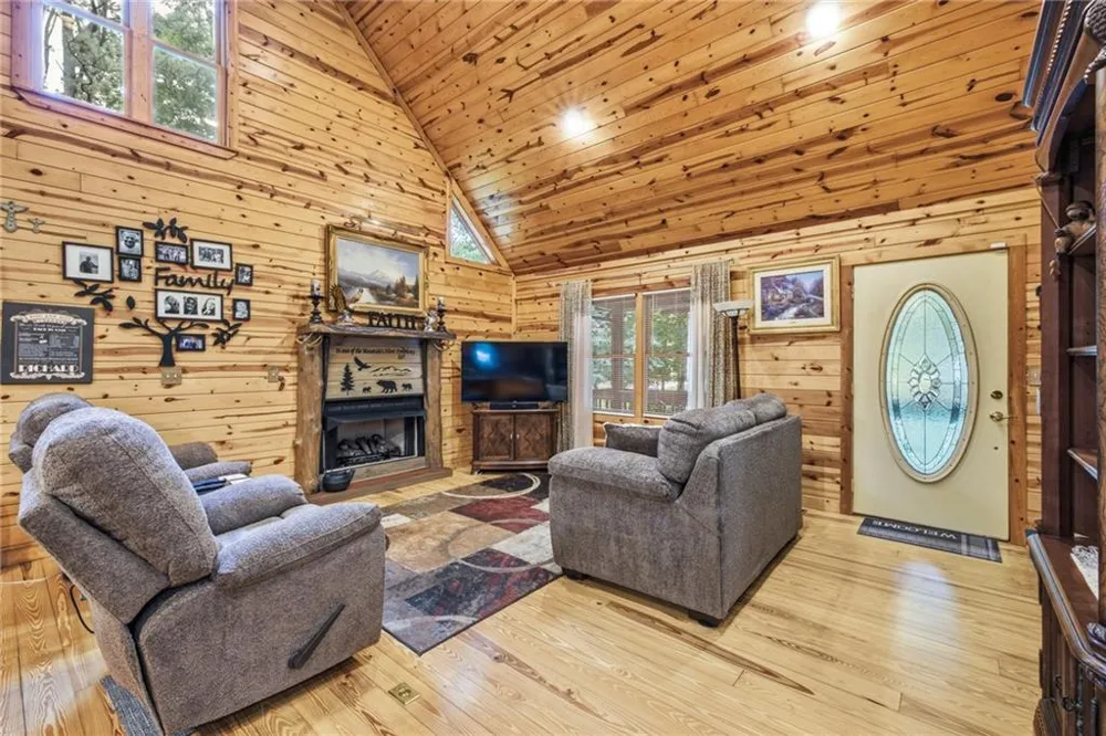 2447 Hi River Road Hiawassee, GA 30546