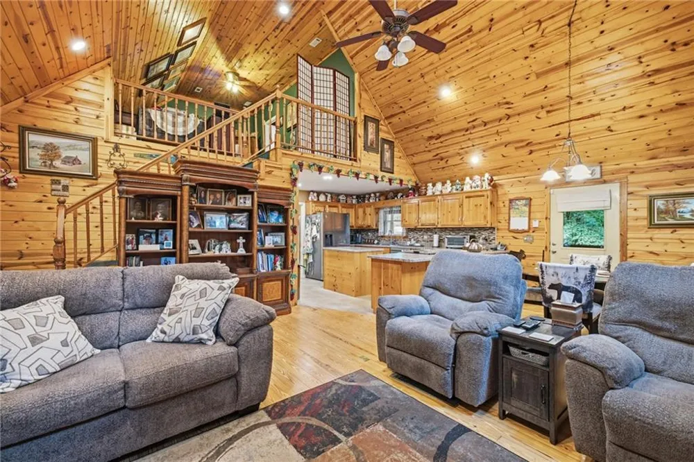 2447 Hi River Road Hiawassee, GA 30546
