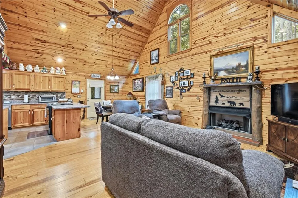 2447 Hi River Road Hiawassee, GA 30546